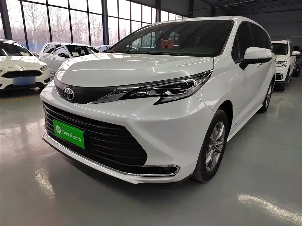 Toyota Sienna — фото 1