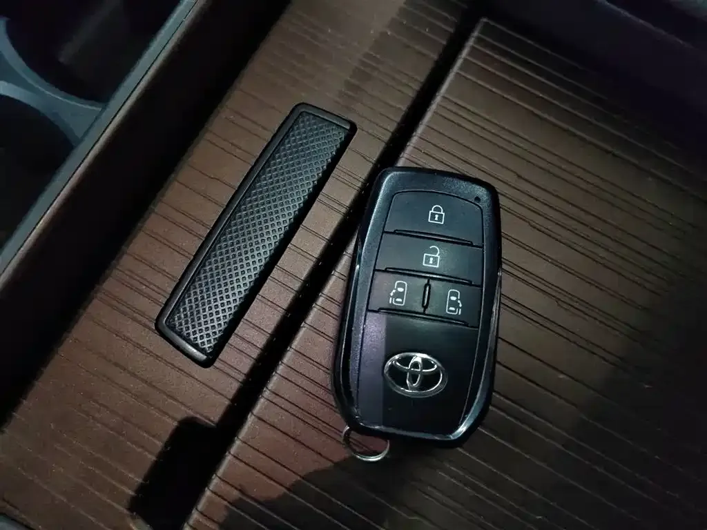 Toyota Sienna — фото 3