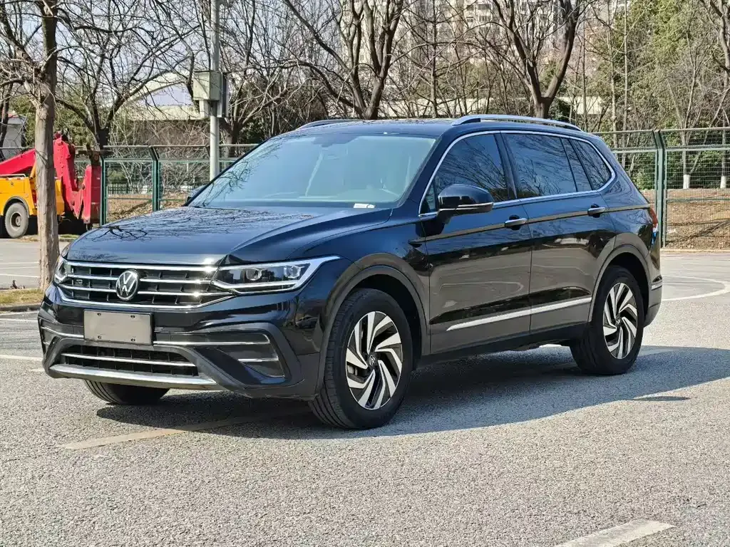 Volkswagen Tiguan L — фото 1