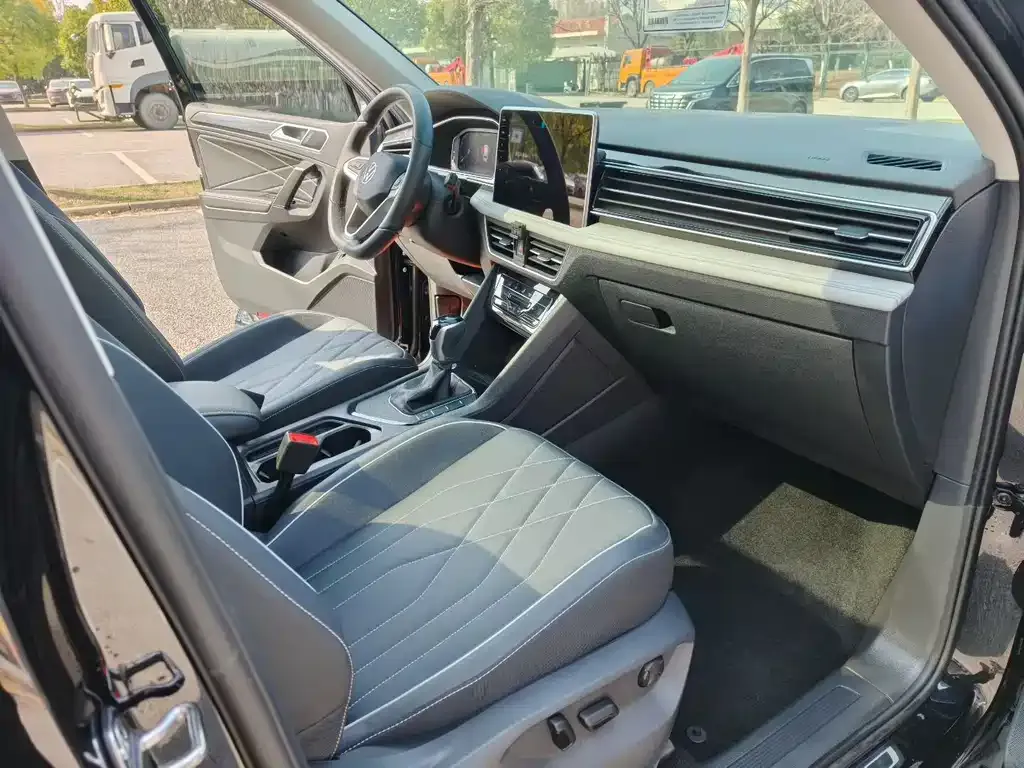 Volkswagen Tiguan L — фото 9