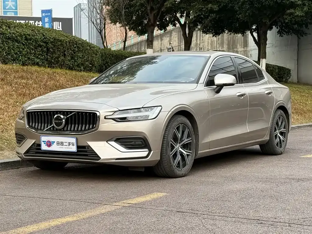 Volvo S60 — фото 1