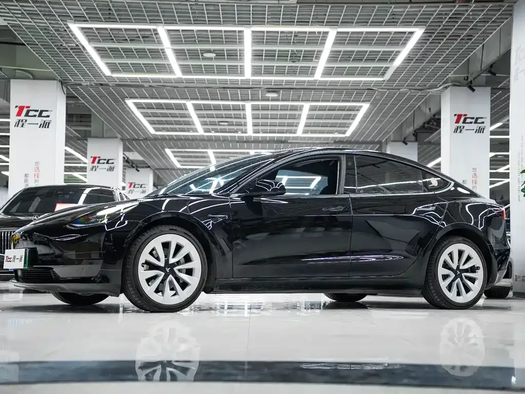 Tesla Model 3 — фото 1