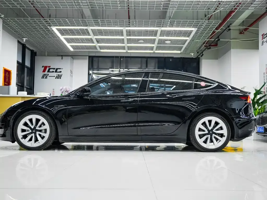 Tesla Model 3 — фото 9