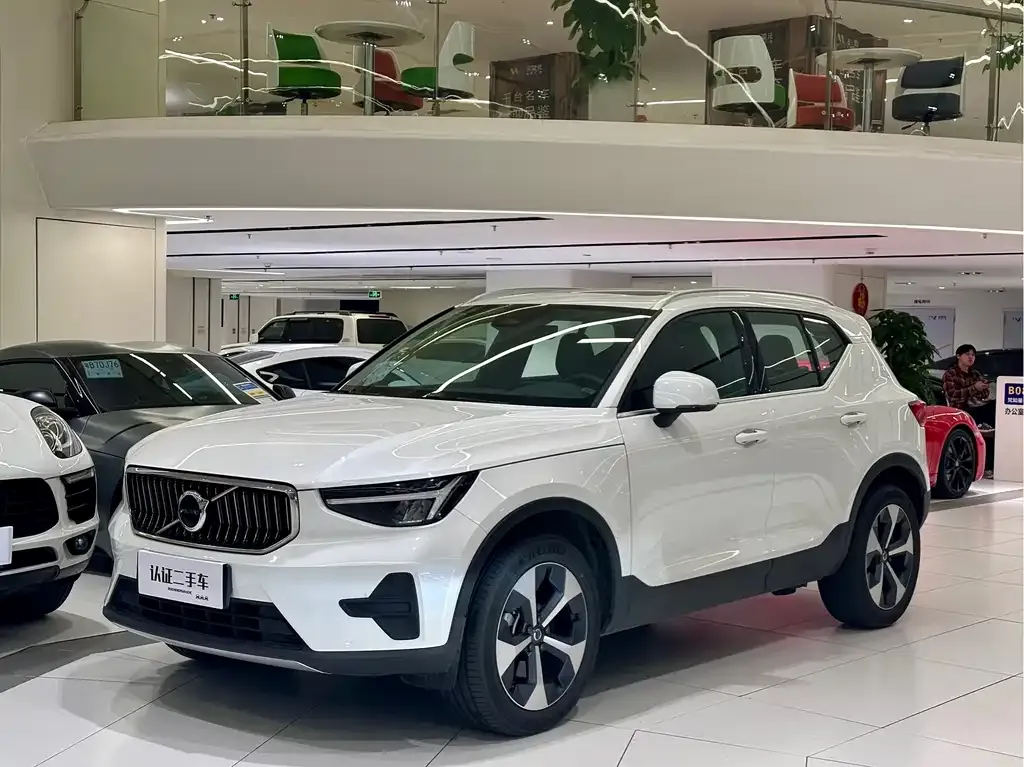 Volvo XC40 — фото 1