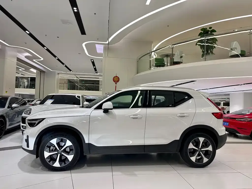 Volvo XC40 — фото 7