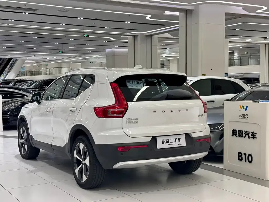Volvo XC40 — фото 9