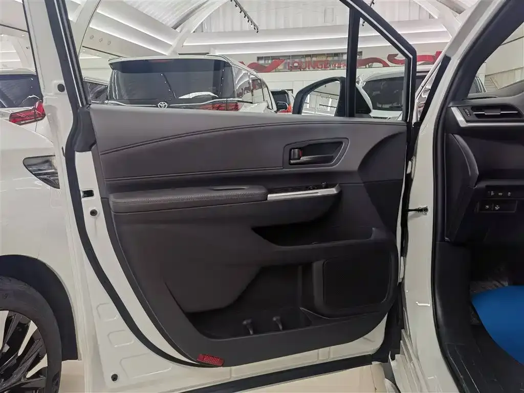 Toyota Granvia — фото 7