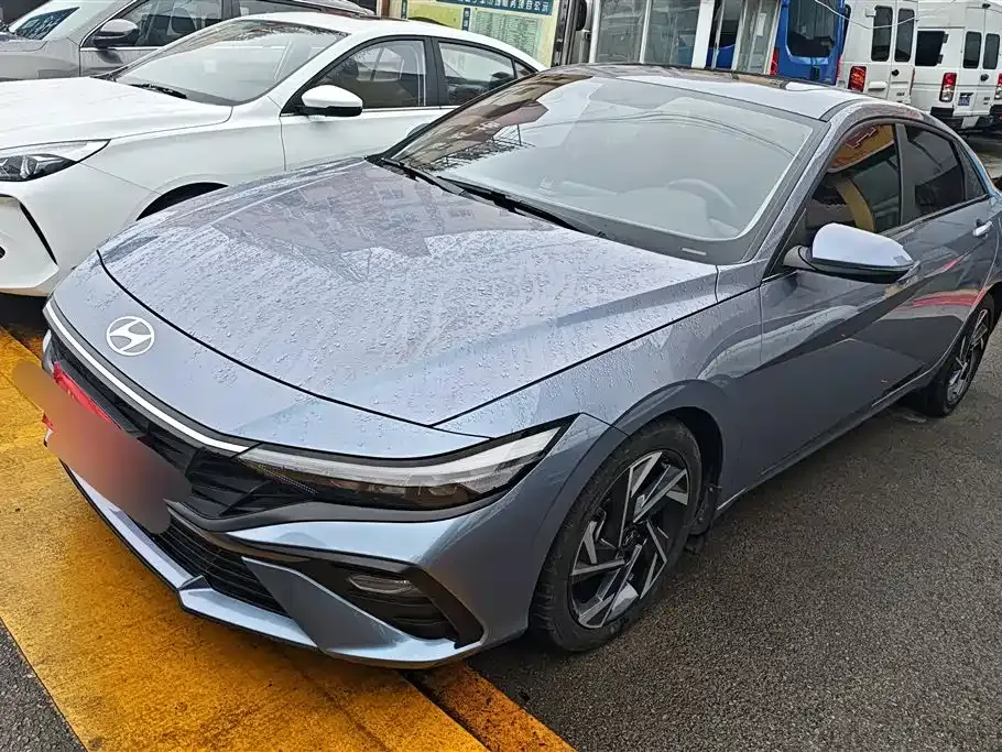 Hyundai Elantra — фото 1