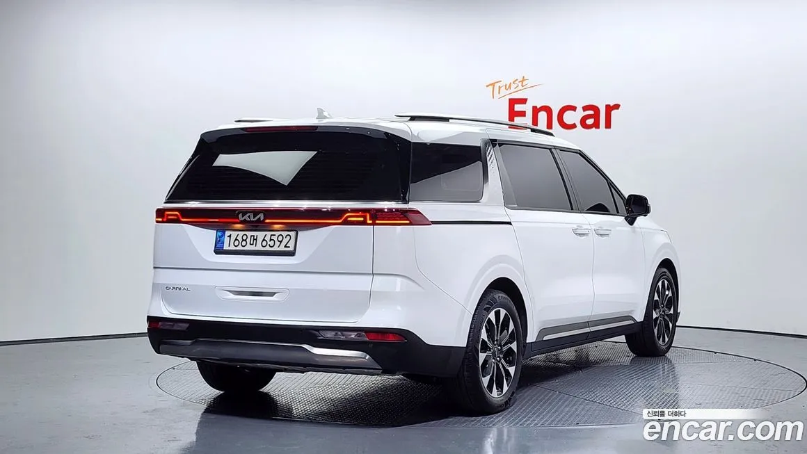 Kia Carnival — фото 10