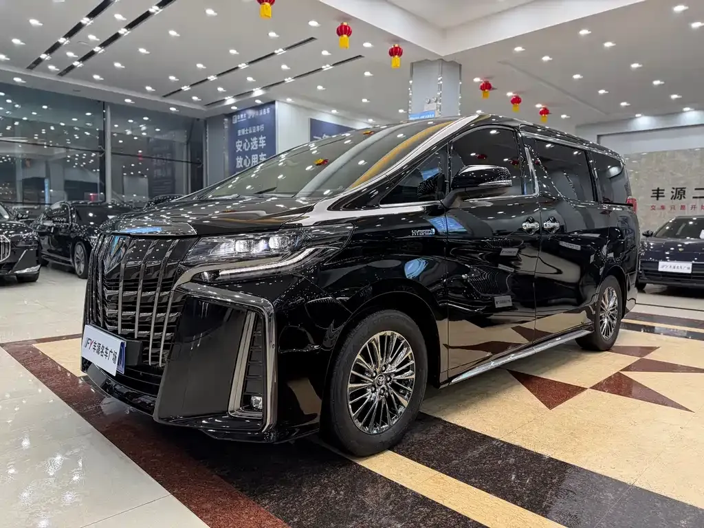 Toyota Alphard — фото 1