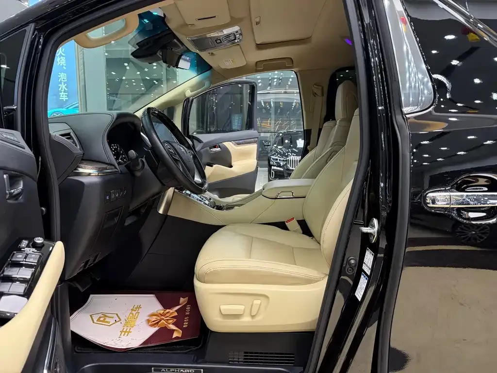 Toyota Alphard — фото 4