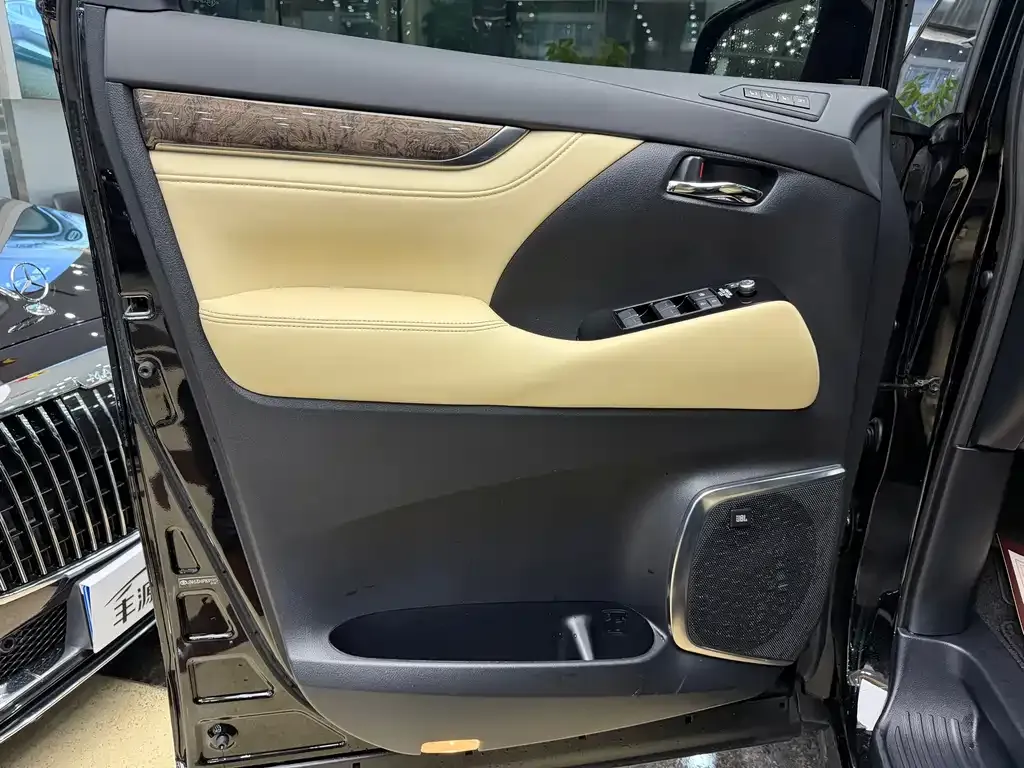 Toyota Alphard — фото 10