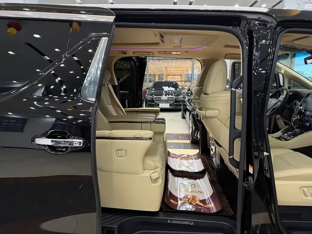 Toyota Alphard — фото 2