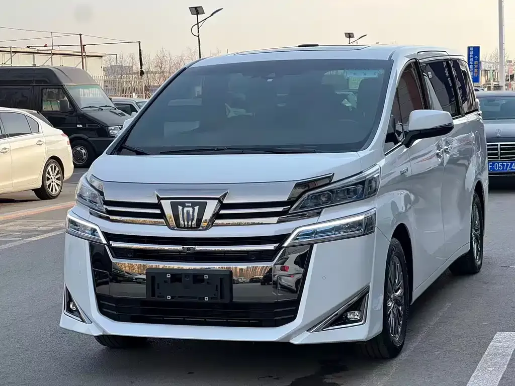 Toyota Vellfire — фото 1