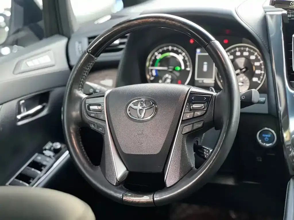 Toyota Vellfire — фото 8