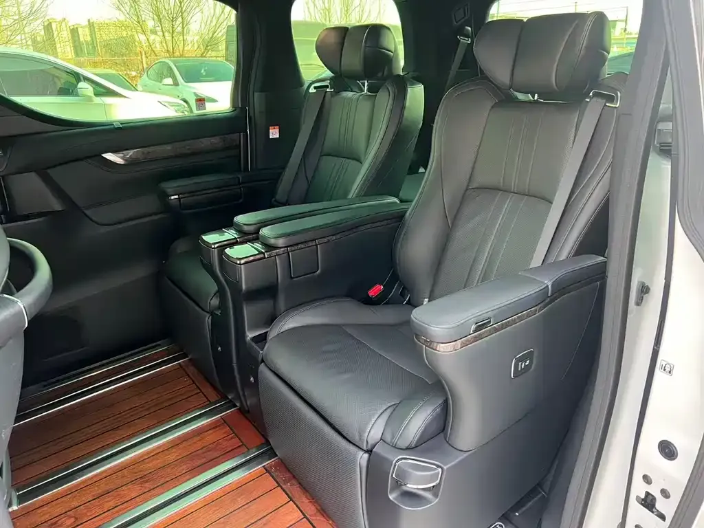 Toyota Vellfire — фото 5