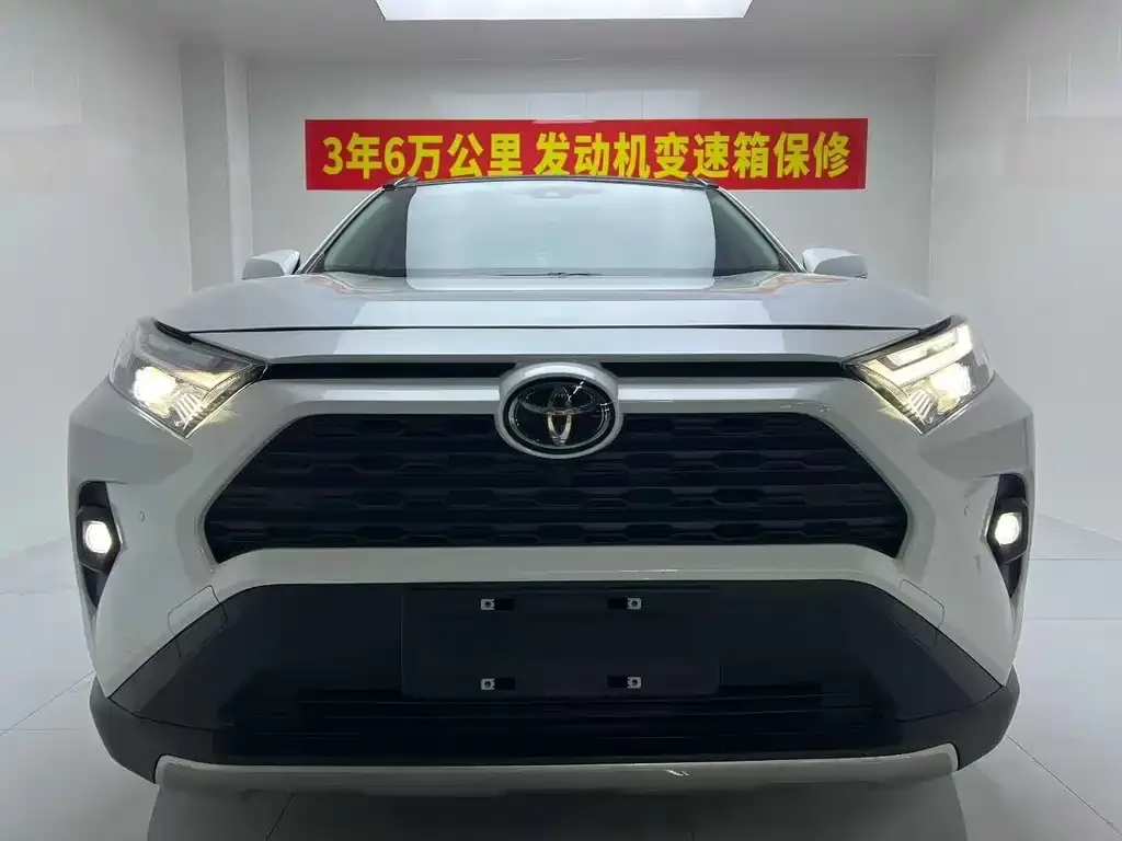 Toyota RAV4 — фото 1