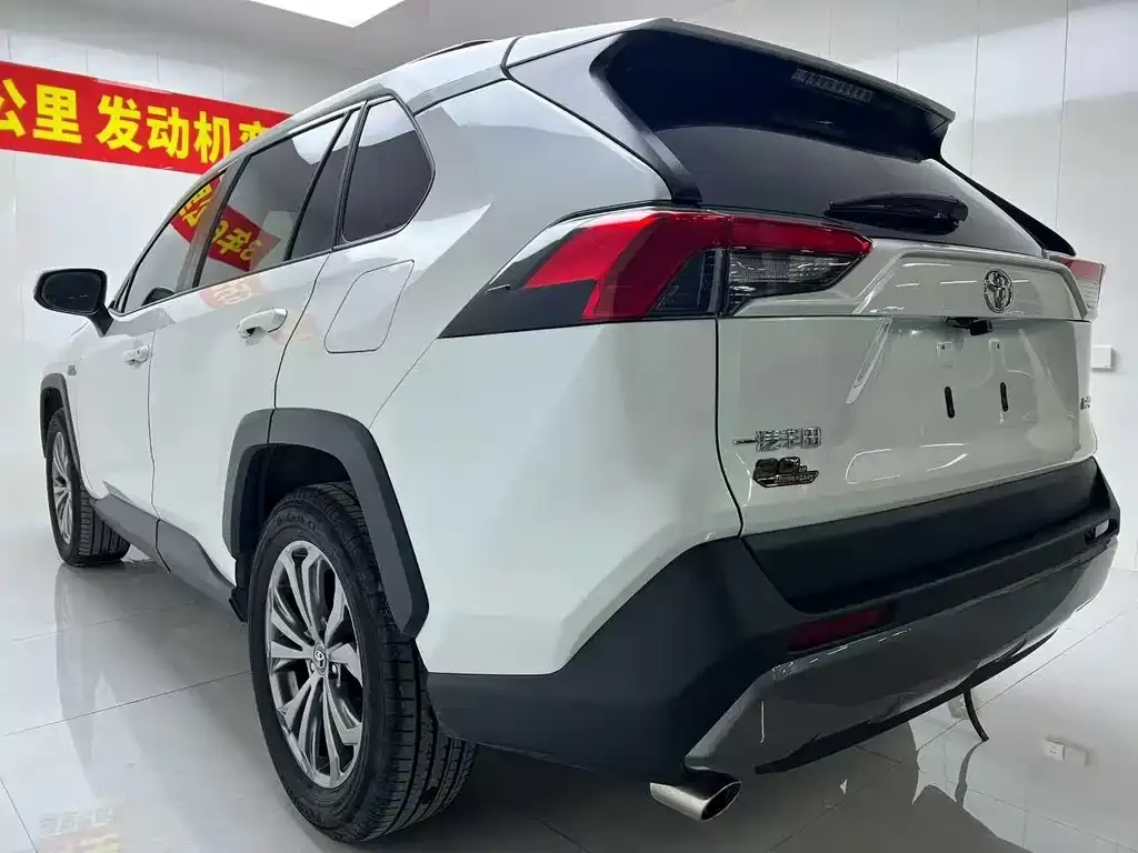 Toyota RAV4 — фото 8