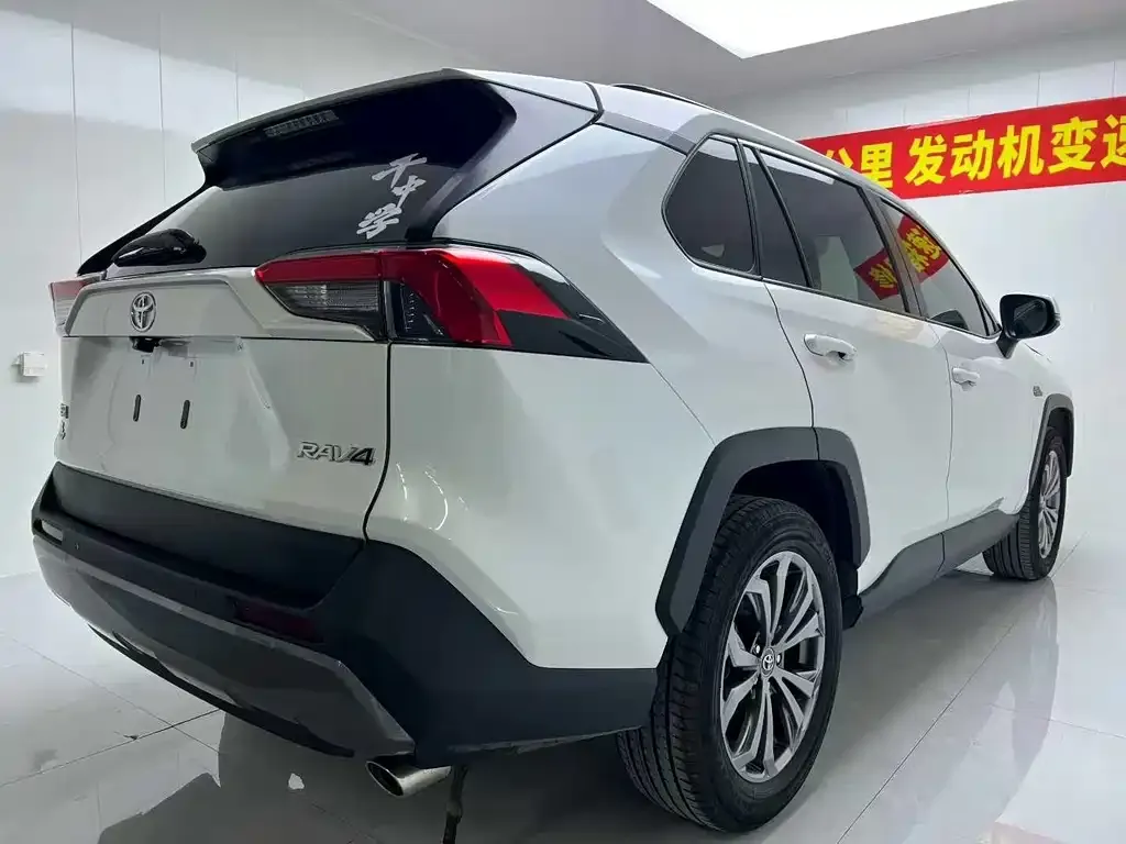 Toyota RAV4 — фото 3