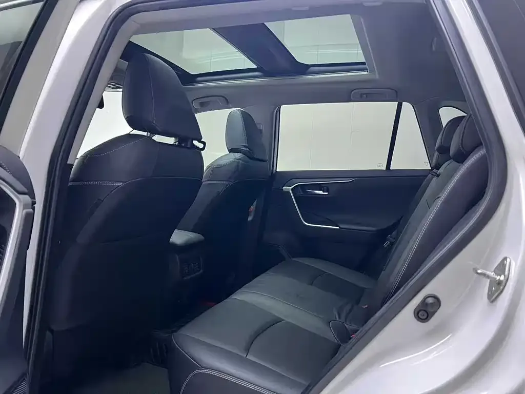 Toyota RAV4 — фото 4