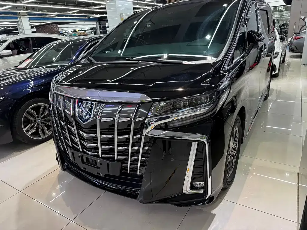 Toyota Alphard — фото 1