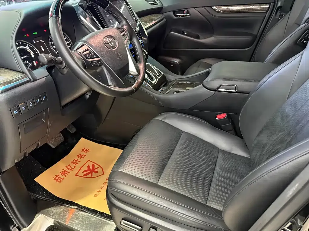 Toyota Alphard — фото 9