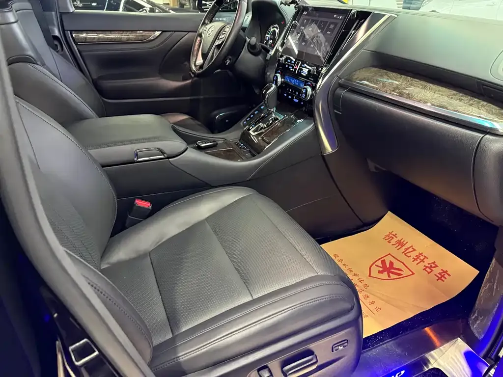 Toyota Alphard — фото 5