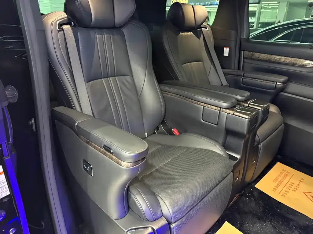 Toyota Alphard — фото 4