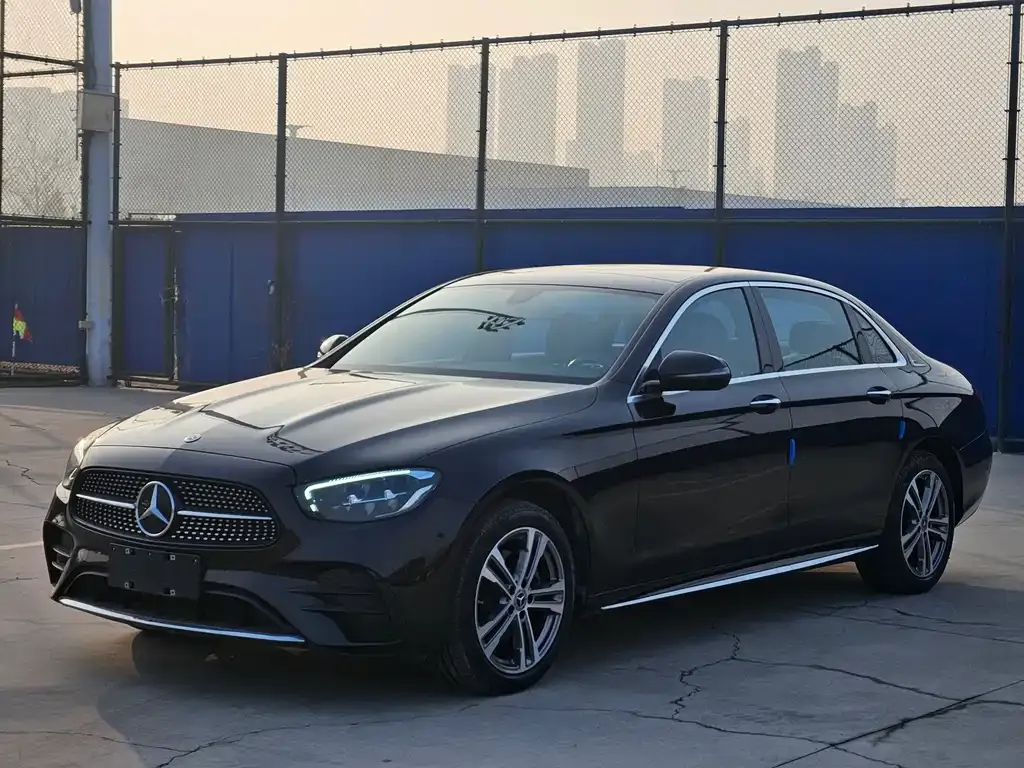 Mercedes-Benz E-Class — фото 1