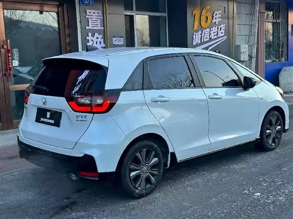 Honda Fit — фото 10
