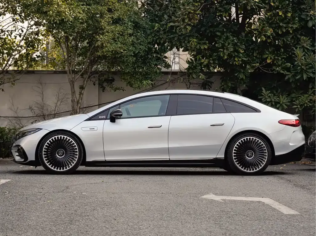 Mercedes-Benz EQS AMG — фото 9