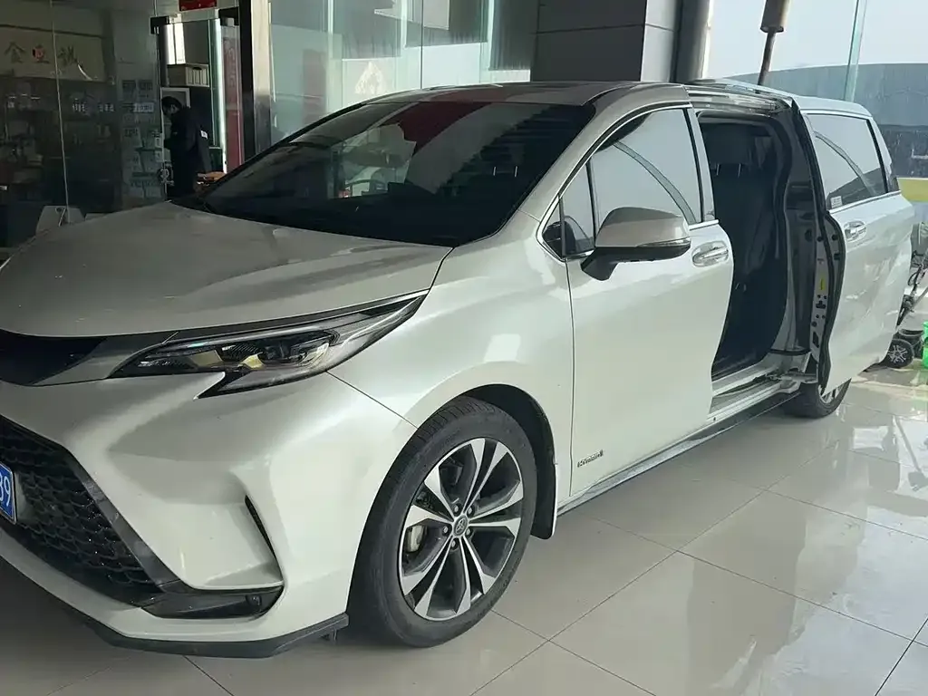 Toyota Granvia — фото 1