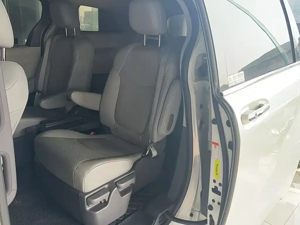 Toyota Granvia — фото 3