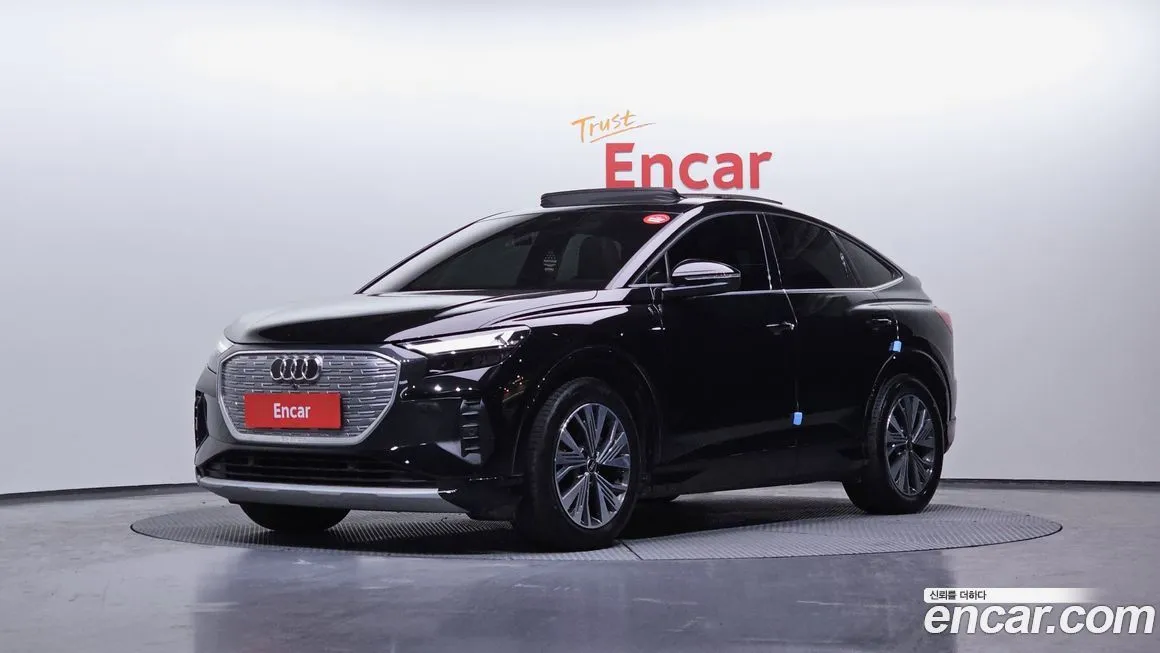 Audi Q4 e-tron — фото 1