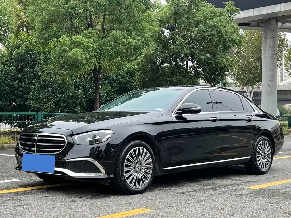 Mercedes-Benz E-Class — фото 1