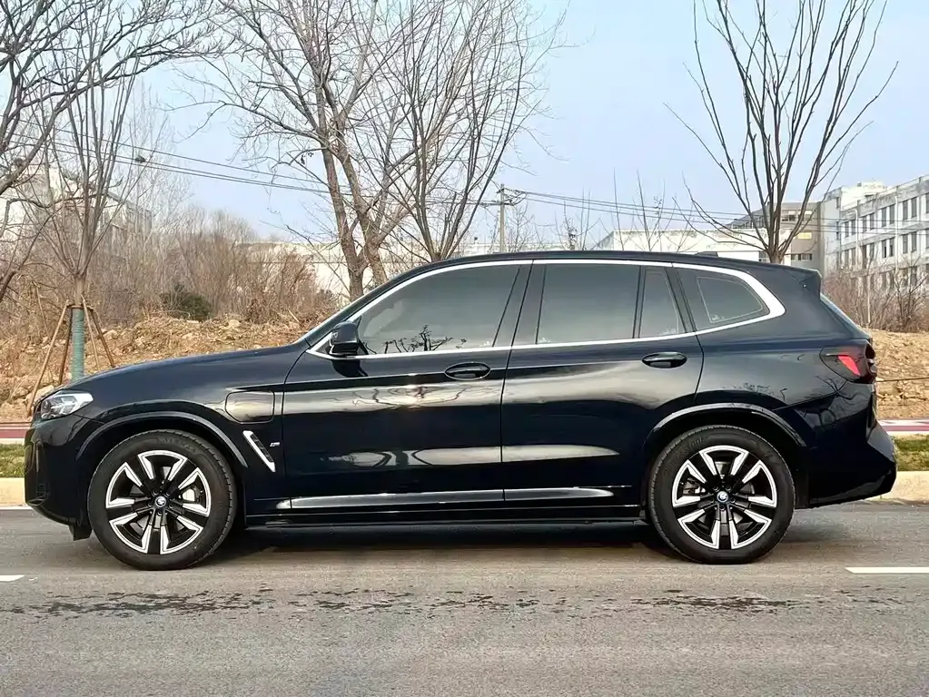 BMW iX3 — фото 10