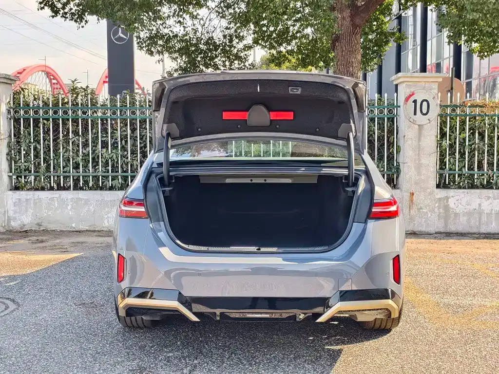 BMW i5 — фото 2