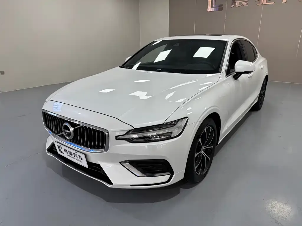 Volvo S60 — фото 1