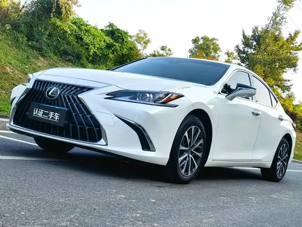 Lexus ES — фото 1