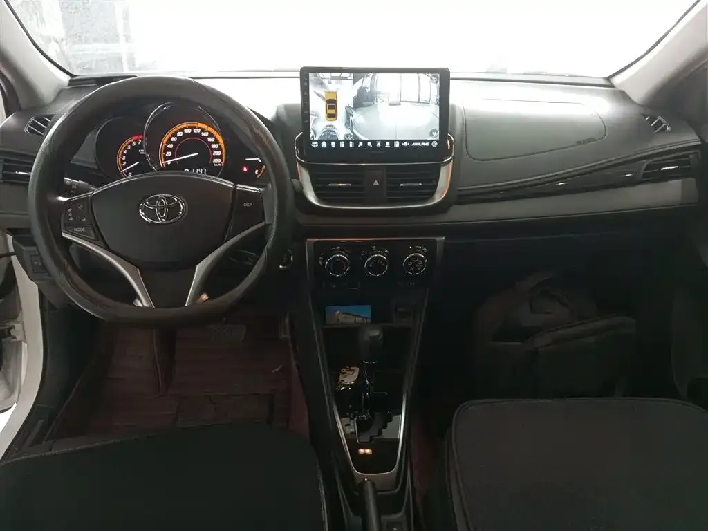 Toyota Yaris L — фото 3