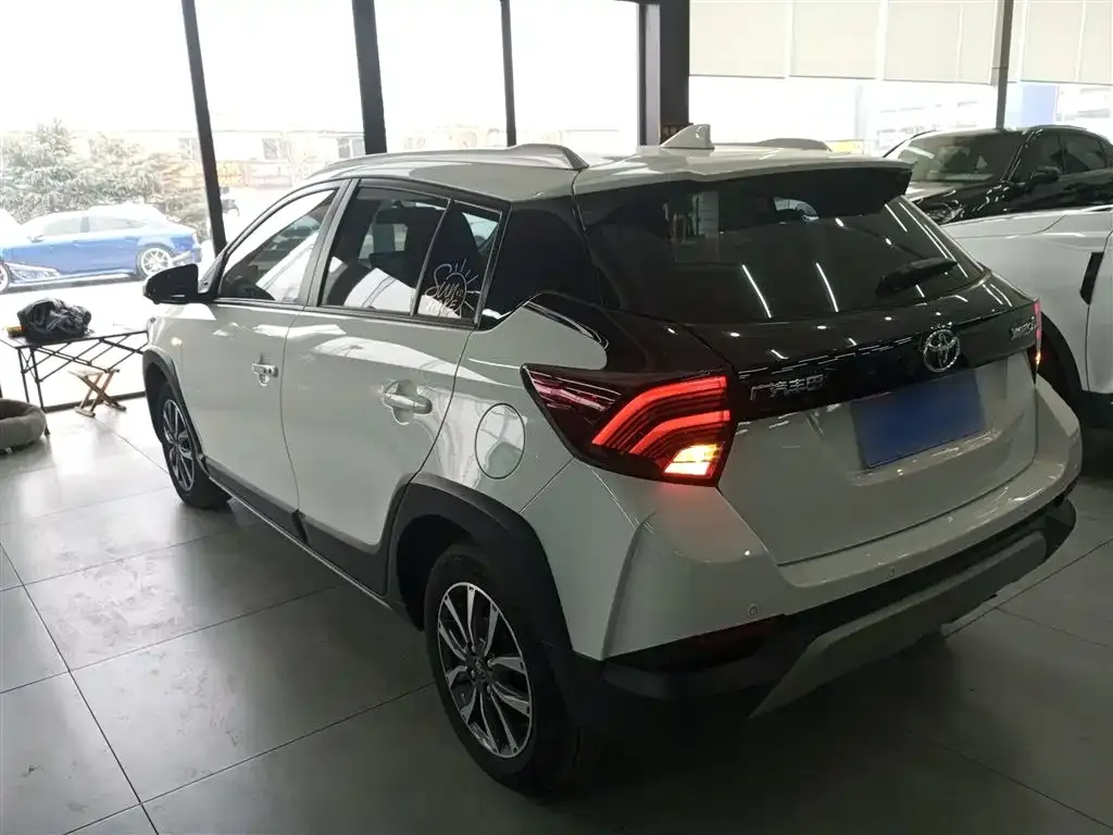 Toyota Yaris L — фото 9