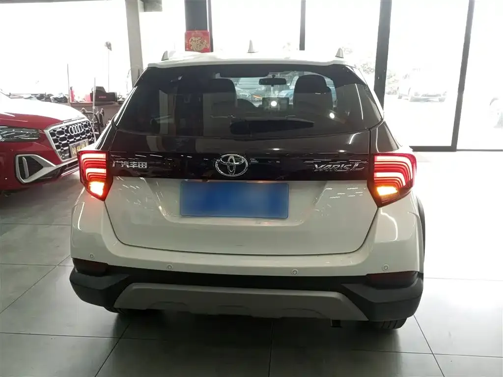 Toyota Yaris L — фото 2