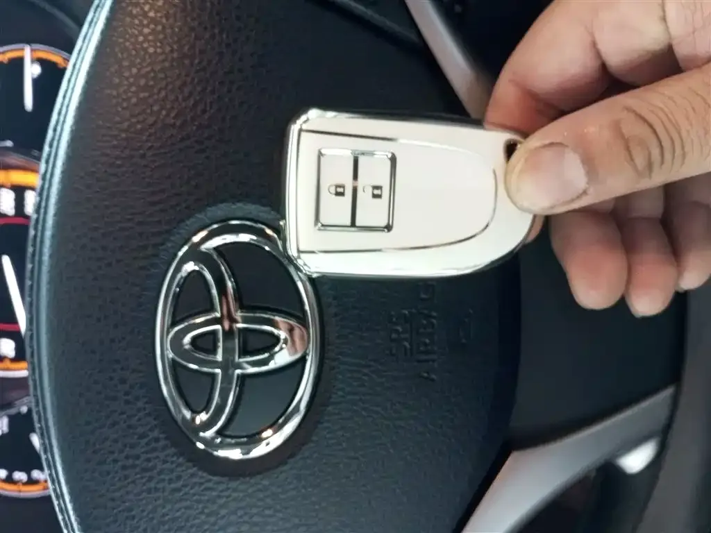Toyota Yaris L — фото 4