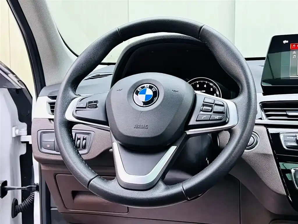 BMW X1 — фото 8