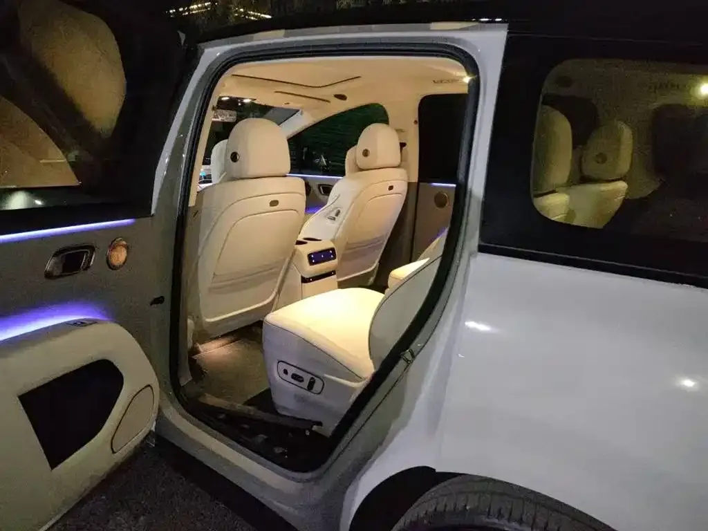 Li Auto i8 — фото 10