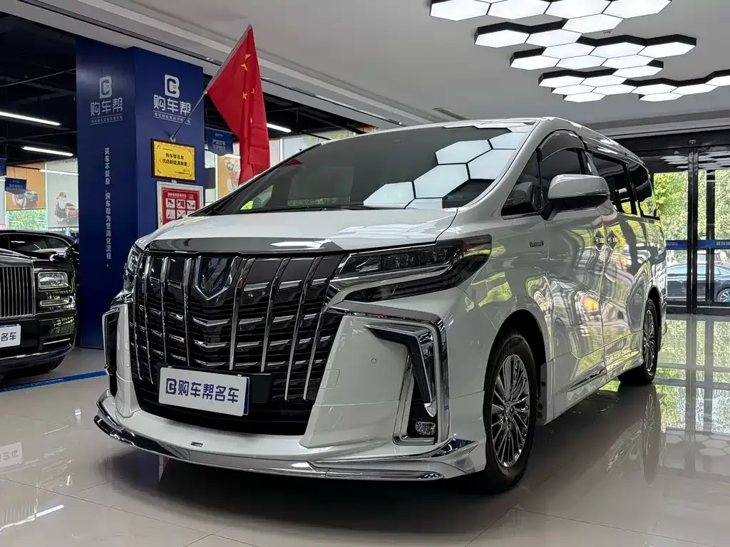 Toyota Alphard — фото 1