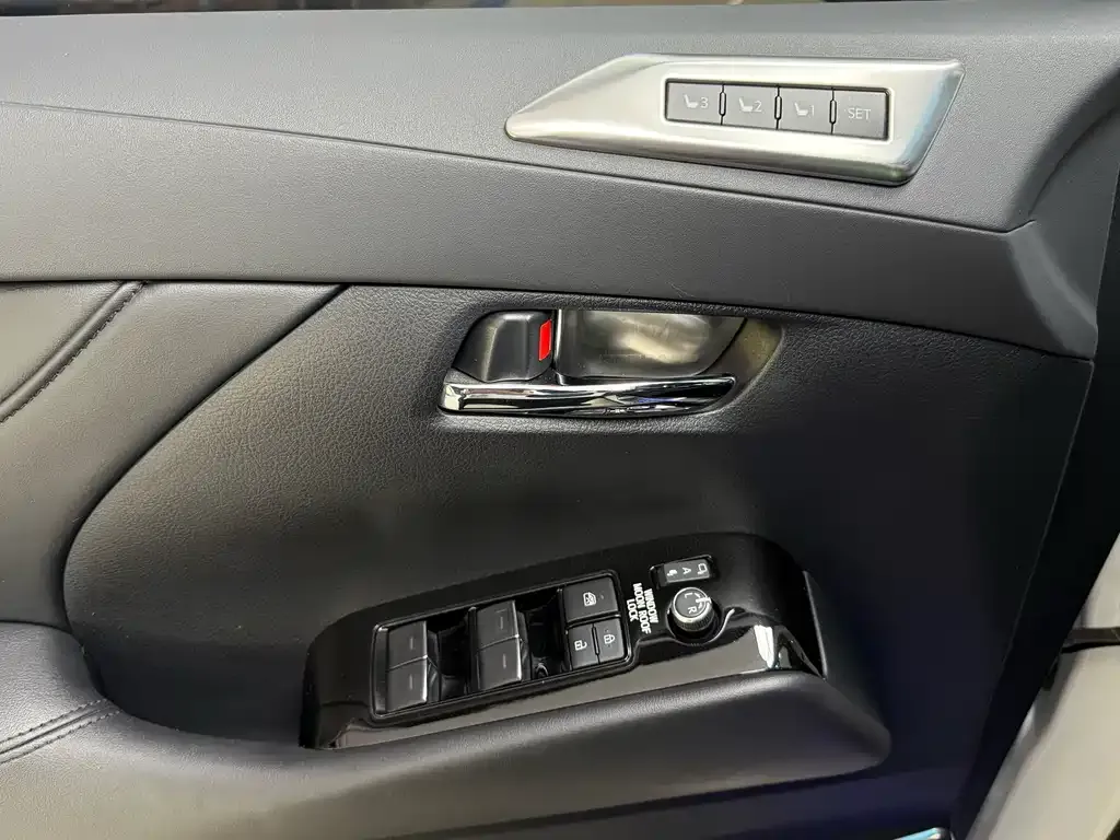 Toyota Alphard — фото 6