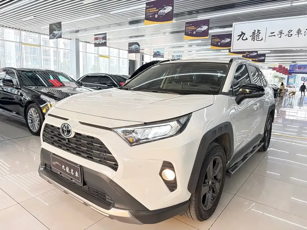 Toyota RAV4 — фото 1