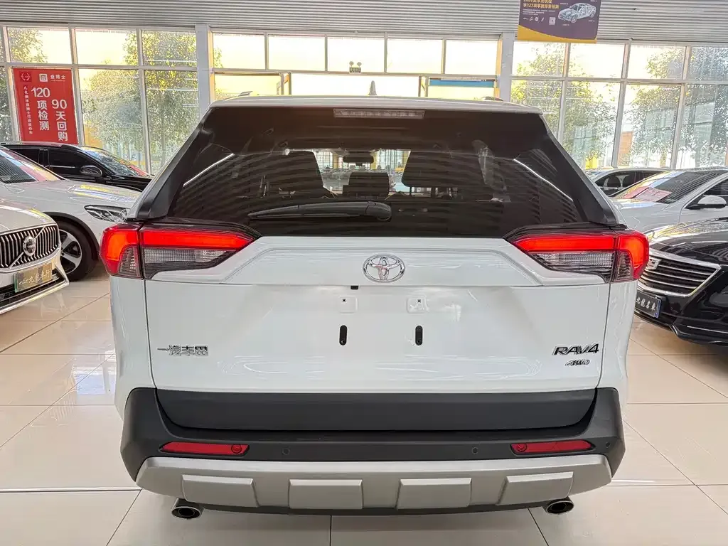 Toyota RAV4 — фото 4