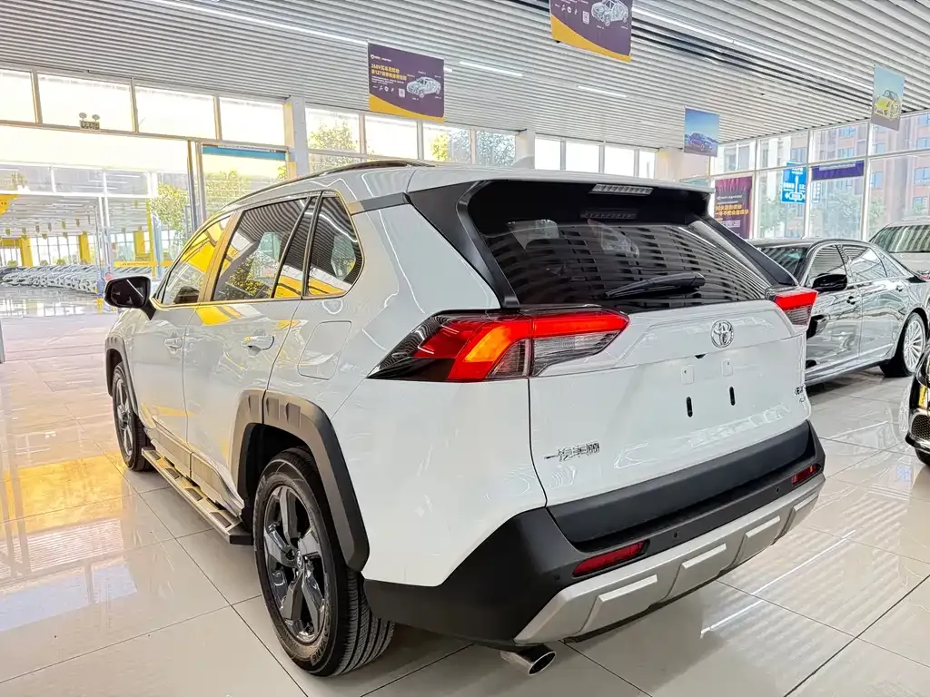 Toyota RAV4 — фото 9